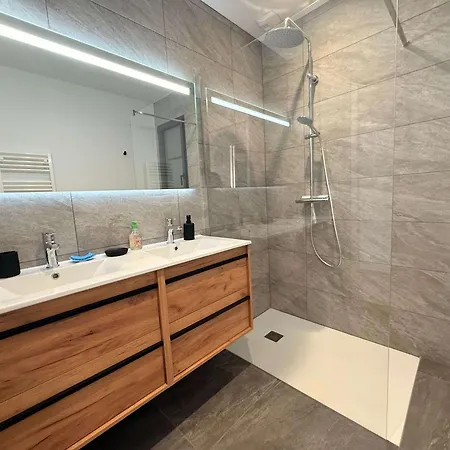 Maison De Plain-pied Avec Terrasse Et Jardin A - Fr-1-778-47